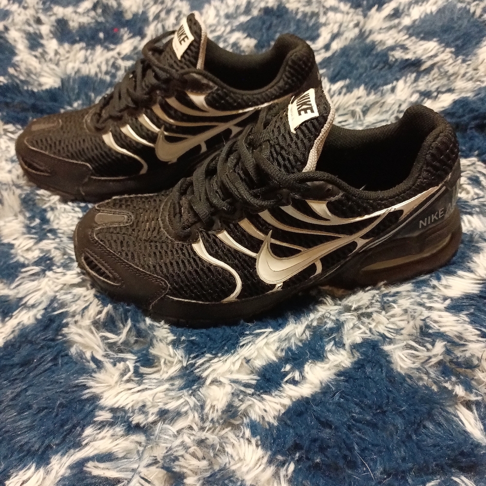 Woman's Nike Air Max 8.5